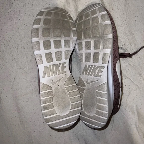 Nike Roshe Sneakers - Picture 4 of 4